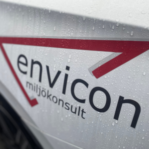 Envicons logotyp på en av företagets bilar