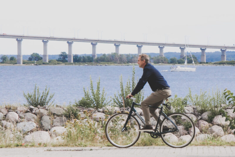 Anton från Envicon ute och cyklar