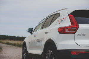 Envicons bil med företagets logotyp på väg till kundbesök